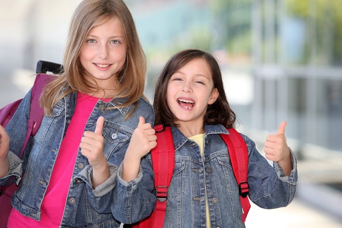 Dos niñas contentas y preparadas para comenzar el colegio.