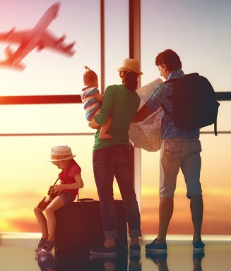 Una familia en el aeropuerto a punto de irse de vacaciones.