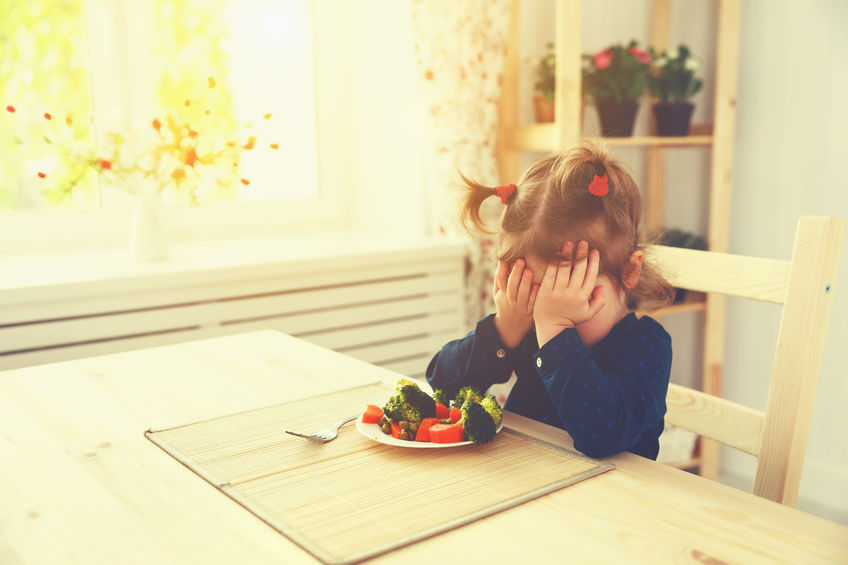 Niña que no quiere comer verduras