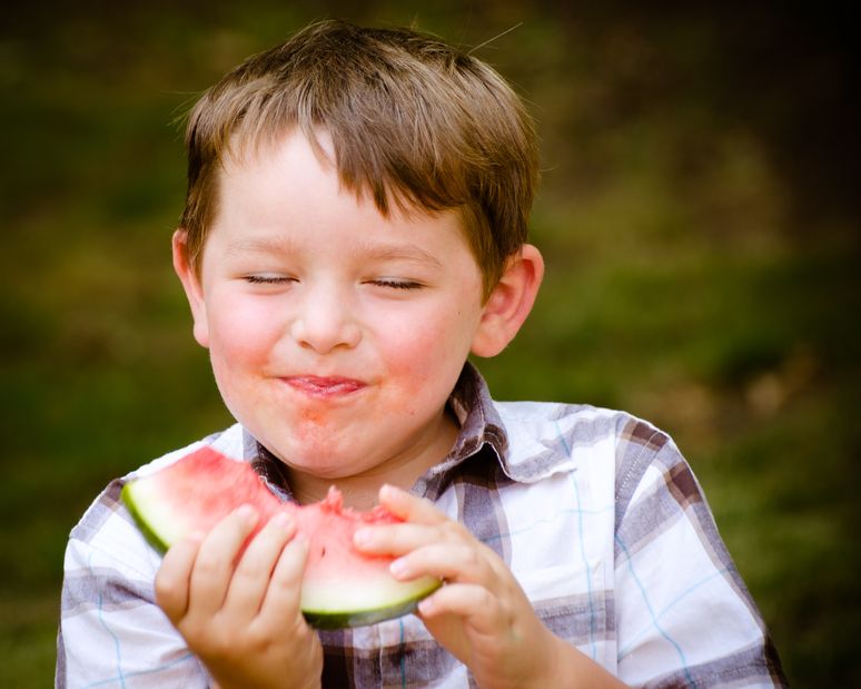 Niño pequeño comiendo sandía