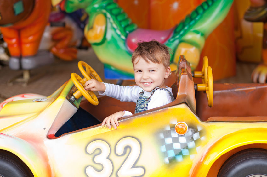 Niño montando en un coche de un atracción