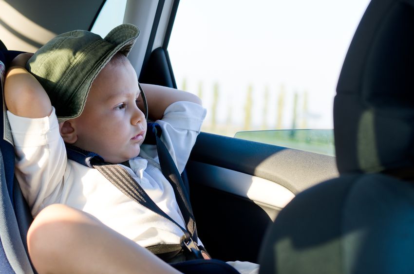 Niño sentado tranquilo y relajado en su sillita para el coche