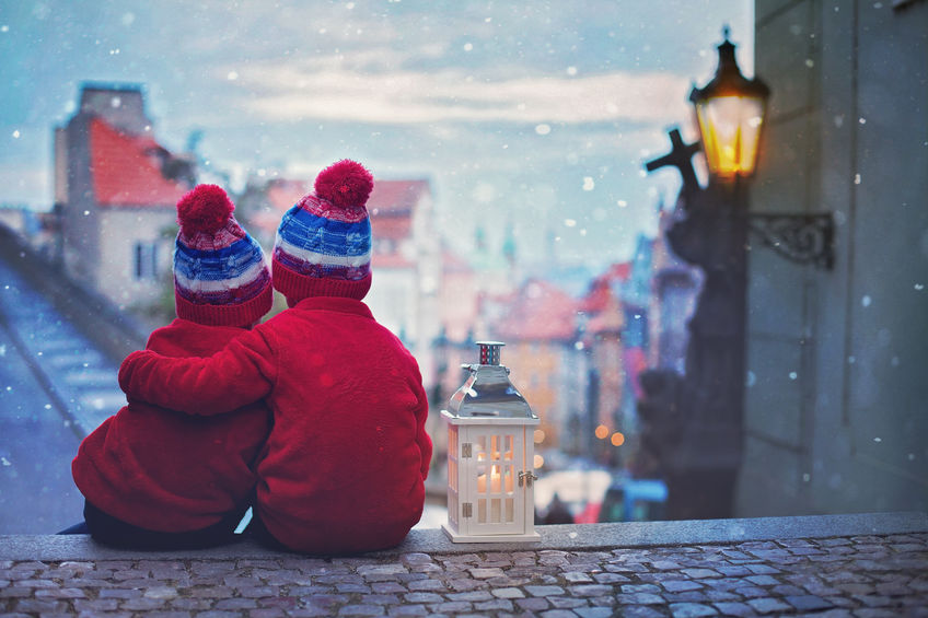 Niños abrazados conversan en Navidad