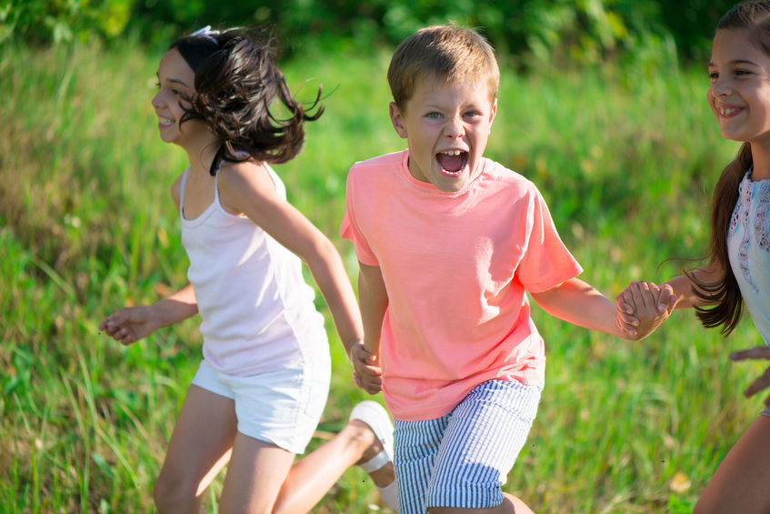 Niños en el campamento de verano corriendo