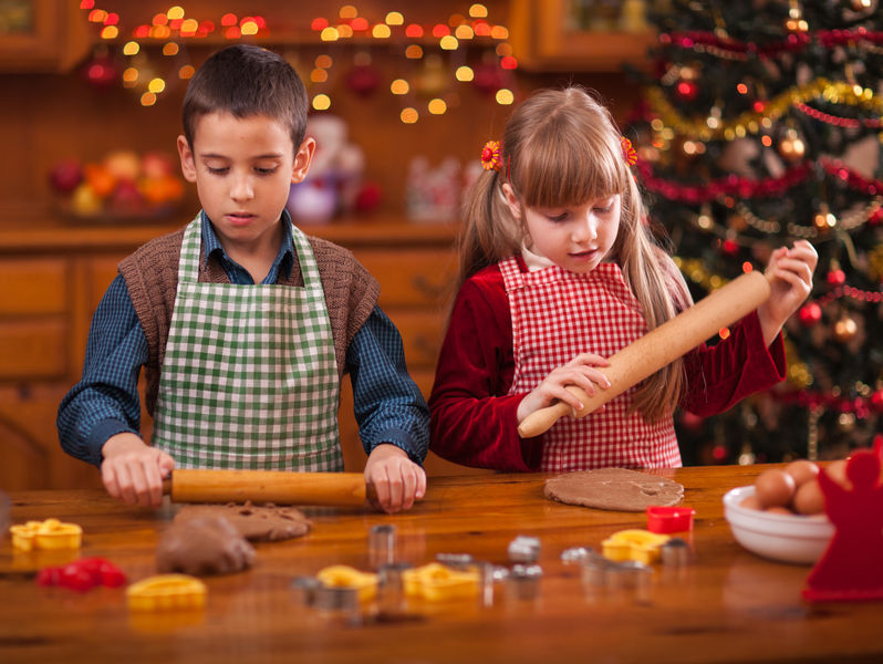 Niños cocinando en Navidad vestidos de cocineros con mandil