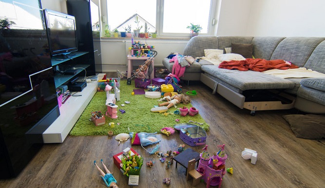 El salón de una casa lleno de juguetes.
