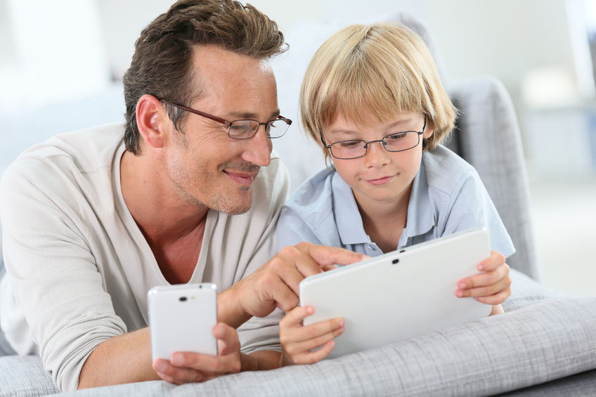 Padre e hijo navegan en Internet juntos