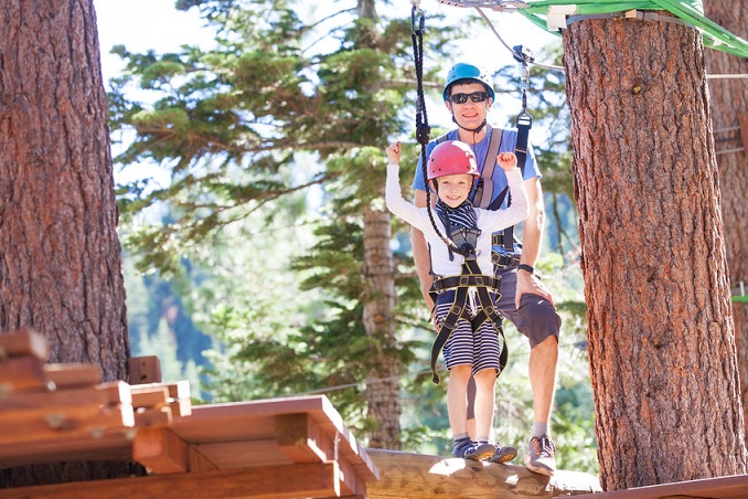 Un padre y su hija en una actividad multiaventura.