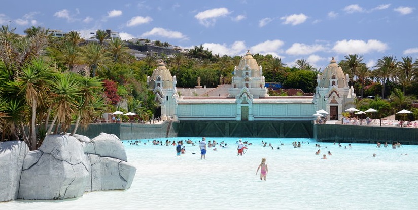 Zona de playa artificial de olas en Siam Park.