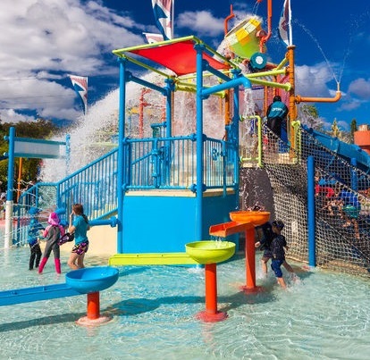 Zona infantil de un parque acuático.