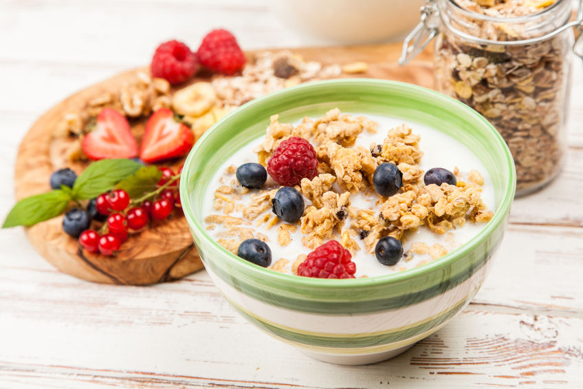 Yogurt con frutas y cereales.