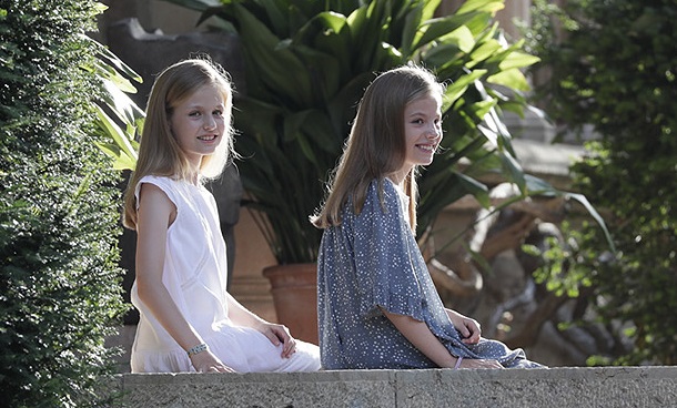 La princesa Leonor y la infanta Sofía en Marivent. Foto: Hola.com