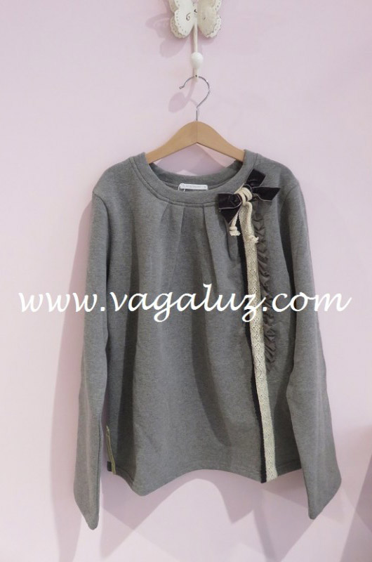 Sudadera para niña gris con encaje y volante de Pilar de Batanero