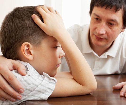 Un padre ayuda a su hijo con problemas de timidez.