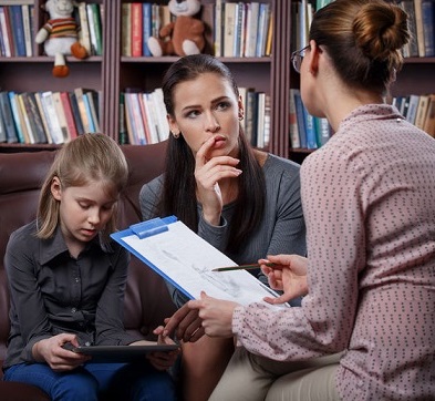 Una madre acude con su hija a una tutoría en el colegio.