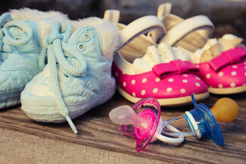 Zapatitos de bebé azules de niño y rosas de niña